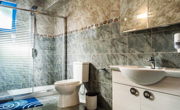 Ground family suite bathroom